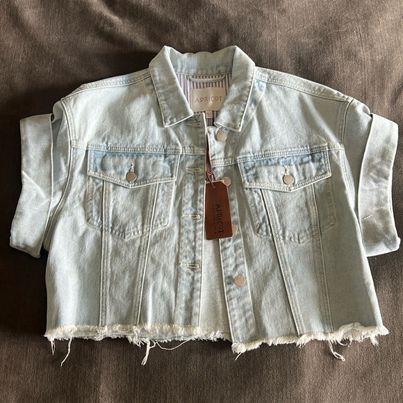 BNWT Oversize denim vest with bottom fringe, rolled sleeve. - Picture 4 of 6